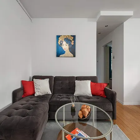 Wola Flat Near Center Апартаменти