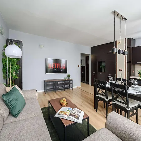 Wola Flat Near Center Апартаменти