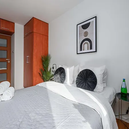 Wola Flat Near Center Апартаменти