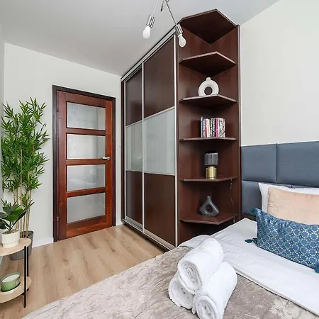 Wola Flat Near Center Апартаменти