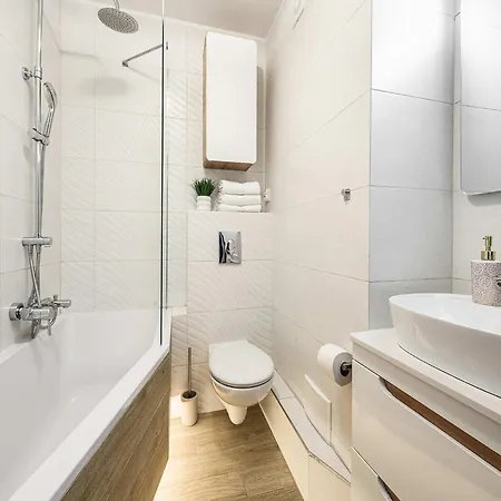 Wola Flat Near Center Апартаменти